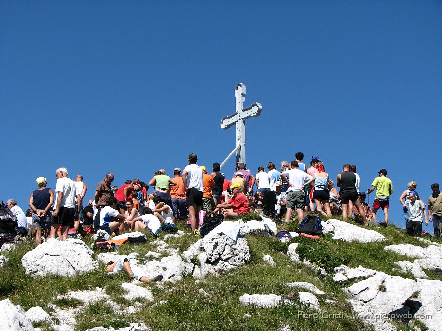 alben16ag08 065.jpg - Molte persone sono sulla Cima La Croce per la Festa dell'Alben 2008